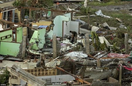 Bão đã tạo ra những con sóng cao tới 15m ập vào thành phố Tacloban