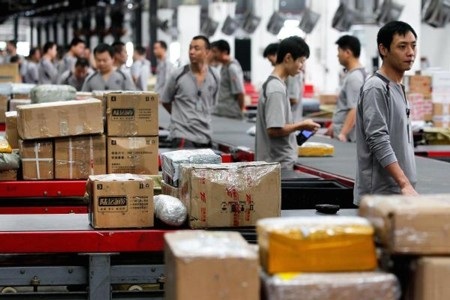 Trung Quốc: Mua sắm "điên cuồng" trong “Ngày độc thân” - 2 Các nhân viên giao hàng Trung Quốc đã có một ngày bận rộn