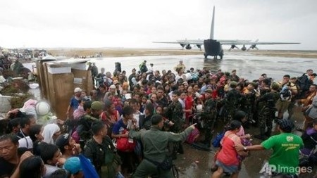 Rất nhiều người muốn chen lấn lên máy bay rời tỉnh Leyte