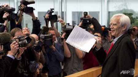 Ông Hans-Christian Stroebele đưa ra bức thư của Snowden tại Đức