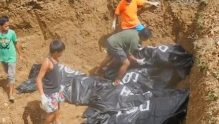 Việc chôn cất diễn ra sơ sài và vội vã