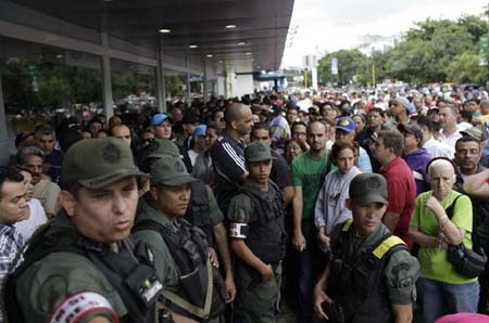 Venezuela tịch biên siêu thị bán hàng giá cao - 1 Rất đông người dân Venezuela đổ tới siêu thị để mua hàng giá rẻ