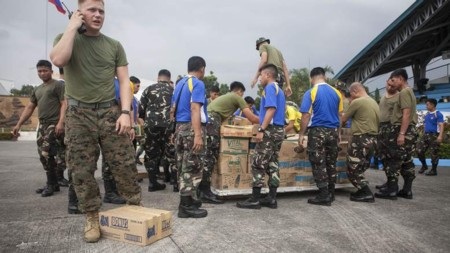 Cứu trợ nạn nhân bão tại Philippines quá chậm chạp - 1 Hàng hóa cứu trợ đang bị kẹt tại các sân bay