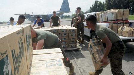 Philippines ban bố tình trạng thảm họa quốc gia - 3 Hàng cứu trợ đang được tập trung về Cebu để đưa tới thành phố Tacloban