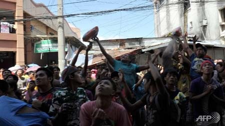 Philippines: Cướp bóc kinh hoàng hậu siêu bão - 2 Rất đông người đứng chờ lấy đồ ăn, thức uống từ các cửa hàng