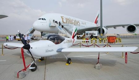 Ngắm dàn máy bay khủng tại triển lãm hàng không Dubai - 22 Một chiếc máy bay huấn luyện quá nhỏ bé trước gã khổng lồ A380 phía sau