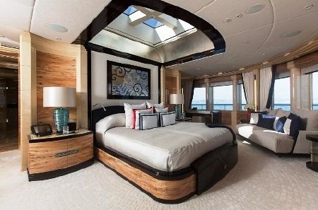 Chiêm ngưỡng du thuyền xa xỉ có giá thuê hơn 15 tỷ đồng/tuần - 16 Phòng ngủ dành cho chủ nhân với một loạt cửa sổ nhìn ra biển