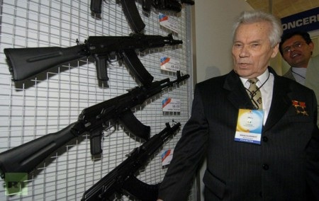 Những sự thật ít biết về nhà sáng chế vũ khí Nga Kalashnikov - 2 Kalashnikov đã đi khắp thế giới với tư cách đại diện cho ngành vũ khí Nga