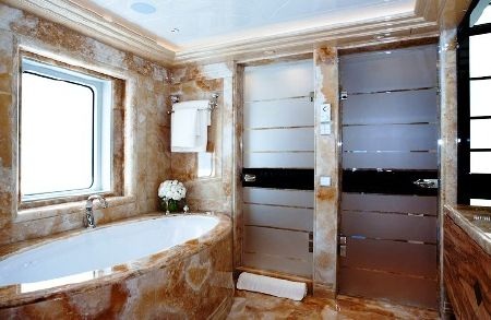 Chiêm ngưỡng du thuyền xa xỉ có giá thuê hơn 15 tỷ đồng/tuần - 18 Phòng tắm sang trọng với buồng dành cho nam và nữ riêng