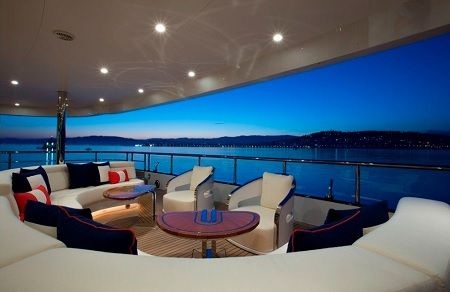 Chiêm ngưỡng du thuyền xa xỉ có giá thuê hơn 15 tỷ đồng/tuần - 6 Khu vực ngắm biển ở phía đuôi tàu