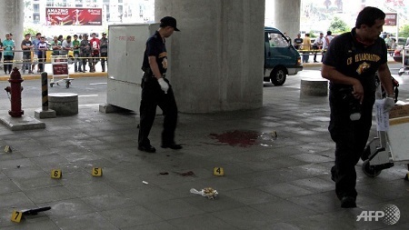 Xả súng tại sân bay Manila, 4 người chết - 2 Nhiều vệt máu loang lổ tại hiện trường vụ án