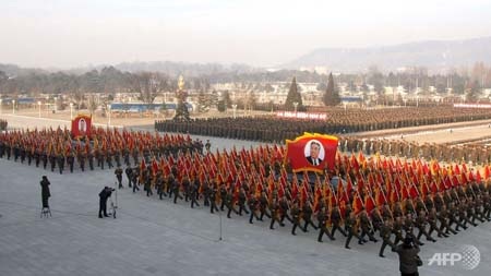 Binh sỹ Triều Tiên duyệt binh, thề quyết tử vì Kim Jong-un - 1 Các binh sỹ Triều Tiên duyệt binh tại Bình Nhưỡng ngày 16/12