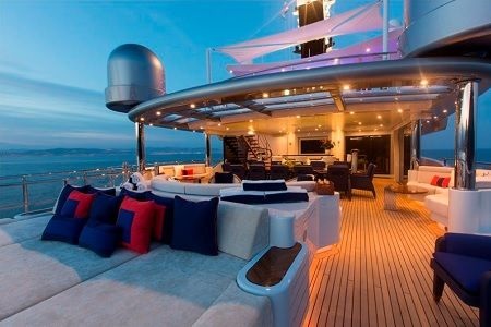 Chiêm ngưỡng du thuyền xa xỉ có giá thuê hơn 15 tỷ đồng/tuần - 4 Khu tắm nắng khi chiều xuống có thể trở thành khu uống cà phê lý tưởng