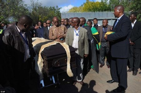 Đoàn xe tháp tùng thi hài Mandela tới địa điểm tổ chức lễ truy điệu