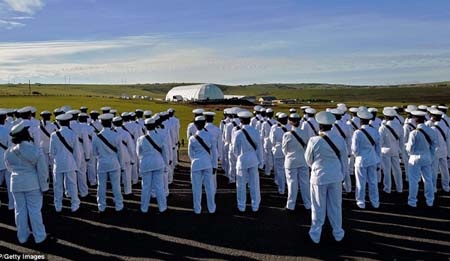 Hải quân Nam Phi mặc lễ phục đứng tri ân Mandela từ xa