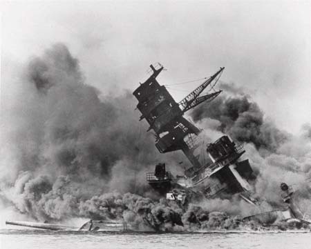 Mỹ tưởng niệm 72 năm sự kiện Trân Châu Cảng - 8 USS Arizona cháy ngùn ngụt