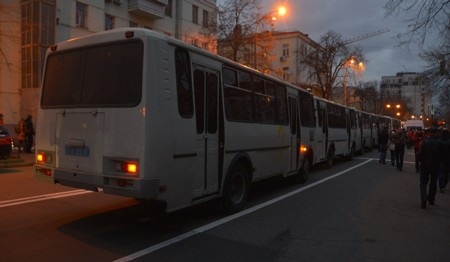 Nhiều xe buýt được cảnh sát huy động chặn dòng người biểu tình