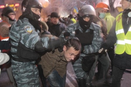 Cảnh sát Ukraine đã đụng độ với người biểu tình trong ngày 11/12