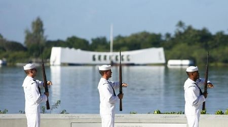 Đội lính danh dự tại buổi lễ tưởng niệm nạn nhân vụ Trân Châu Cảng