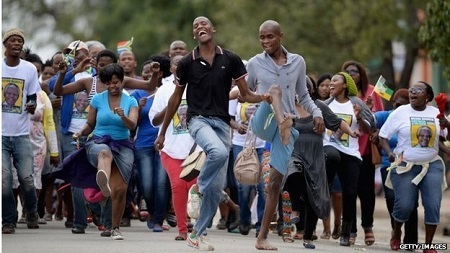 Người dân Nam Phi đứng bên đường hát múa, chào đón đoàn xe chở thi hài Mandela