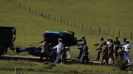 Loạt súng tiễn biệt Mandela