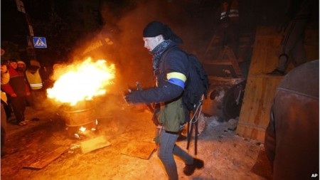 Hàng nghìn cảnh sát Ukraine trấn áp người biểu tình chống chính phủ - 2 Người đứng đầu chính sách đối ngoại của EU, bà Catherine Ashton cũng đã tới quảng trường Độc Lập