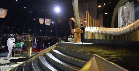 Quan tài Mandela được đặt lên trên những tấm da bò theo nghi thức địa phương