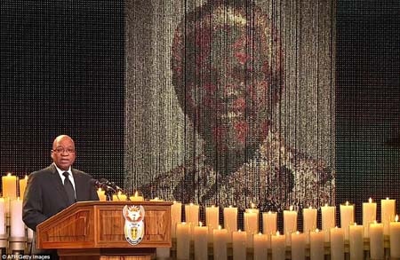 Quan tài Mandela được đặt lên trên những tấm da bò theo nghi thức địa phương