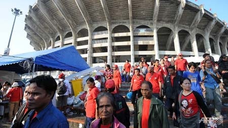 Những người áo đỏ rời sân vận động sau khi được đề nghị giải tán hôm 1/12