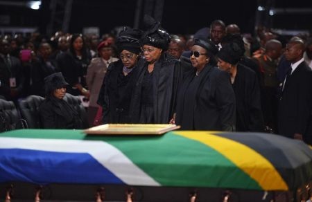 Vợ cũ của ông Mandela, bà Winnie Mandela (trái) và bà quả phụ Graca Machel (giữa)