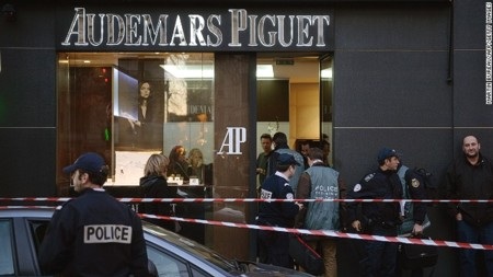 Paris rúng động vì vụ cướp đồng hồ “triệu đô” - 1 Cảnh sát phong tỏa hiện trường vụ án