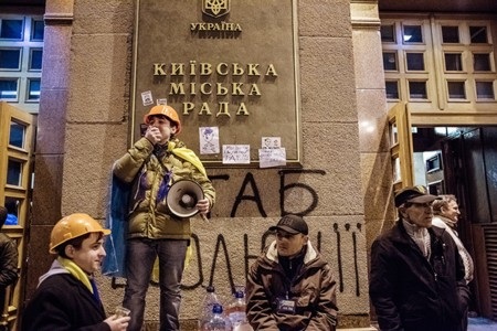 Hàng nghìn người Ukraine biểu tình, bao vây trụ sở chính phủ - 10 Người biểu tình phong tỏa nhiều tòa nhà chính phủ tại trung tâm Kiev