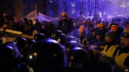 Hàng nghìn cảnh sát Ukraine trấn áp người biểu tình chống chính phủ - 3 Người đứng đầu chính sách đối ngoại của EU, bà Catherine Ashton cũng đã tới quảng trường Độc Lập