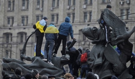 Hàng nghìn người Ukraine biểu tình, bao vây trụ sở chính phủ - 4 Người biểu tình giận dữ vì chính phủ từ chối gia nhập EU
