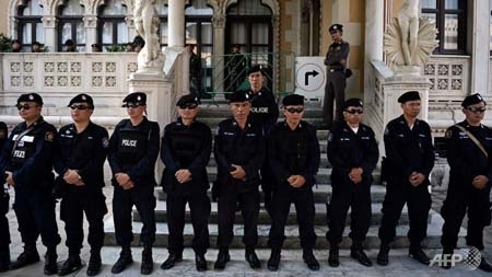 Thái Lan: Người biểu tình cắt điện, nước của trụ sở chính phủ - 1 Lực lượng an ninh Thái Lan bảo vệ tòa nhà chính phủ