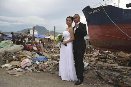 Nhịp sống trở lại tại "thành phố chết" Tacloban - 2 Cặp đôi này vẫn chụp ảnh cưới dù thành phố còn hoang tàn