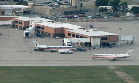 Mỹ bắt nhân viên hàng không âm mưu đánh bom xe sân bay - 1 Sân bay Wichita, bang Kansas