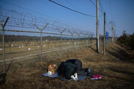 Vòng đu quay khổng lồ “Mắt London” tại Anh được trang hoàng màu đỏ nhân dịp năm mới Giáp Ngọ.