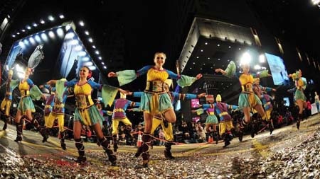 Trên đường phố Hồng Kông cũng có những màn diễu hành và biểu diễn văn nghệ để mừng năm mới