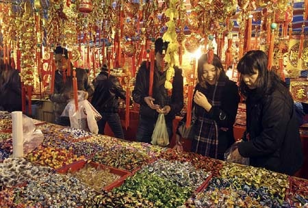 Người dân Đài Loan tranh thủ mua sắm trang hoàng nhà cửa trước giờ giao thừa