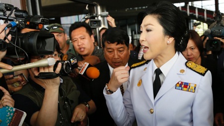 Chính phủ Thái Lan vẫn nhất quyết tiếp tục bầu cử - 1 Bà Yingluck Shinawatra gặp gỡ báo giới bên ngoài một căn cứ quân sự hôm 28/1