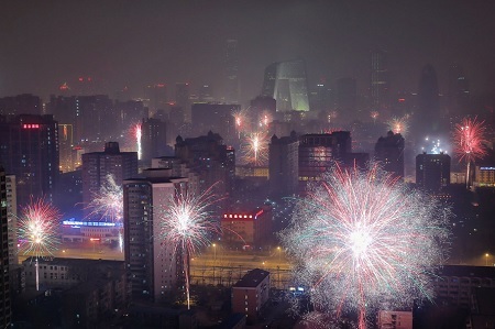 Pháo hoa cũng được nhiều người dân đốt rực sáng các góc phố