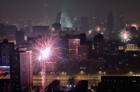 Pháo hoa cũng được nhiều người dân đốt rực sáng các góc phố