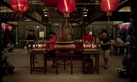 Cộng đồng người gốc Hoa tại Malaysia thắp nhang cầu khấn trong đêm giao thừa