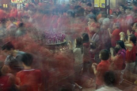 Quang cảnh đền Seng Guan, tại Manila Philippines mịt mờ hương khói trong ngày 30 Tết.