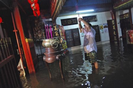 Vòng đu quay khổng lồ “Mắt London” tại Anh được trang hoàng màu đỏ nhân dịp năm mới Giáp Ngọ.