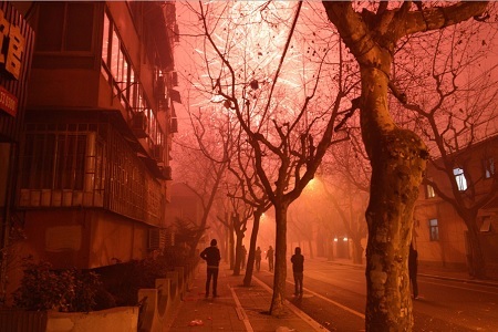 Rất nhiều người đổ ra đường ngắm pháo hoa đêm giao thừa