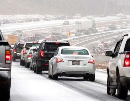 Hàng nghìn lái xe, học sinh miền Nam nước Mỹ bị kẹt trên đường vì bão tuyết