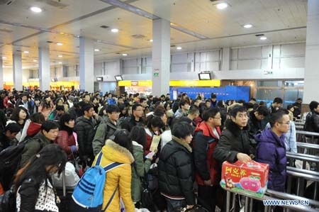 Quang cảnh chen chúc tại nhà ga Bắc Kinh, nơi đã đón hơn 380.000 hành khách chỉ trong ngày đầu tiên