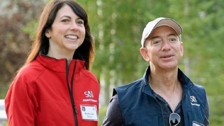 Tỷ phú Jeff Bezos và vợ, bà MacKenzie Bezos